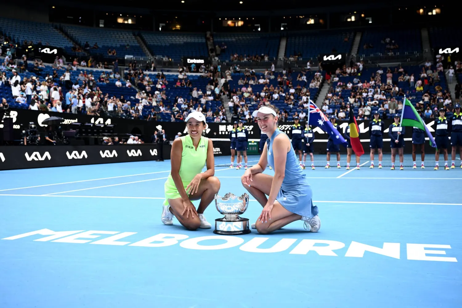  البلجيكية إيليز ميرتنز وشريكتها الصينية شواي غانغ تحتفلان بلقب أستراليا (إ.ب.أ)