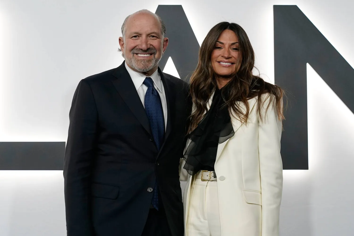 هوارد لوتنيك وزير التجارة في إدارة الرئيس دونالد ترمب وزوجته أليسون في عرض فيلم ميلانيا ترمب (أ.ب)