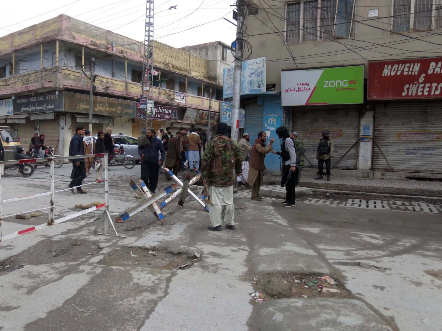 قوات أمن باكستانية في حالة تأهب بكويتا عاصمة ولاية بلوشستان بعد هجمات منسقة نفَّذها انفصاليون (إ.ب.أ)