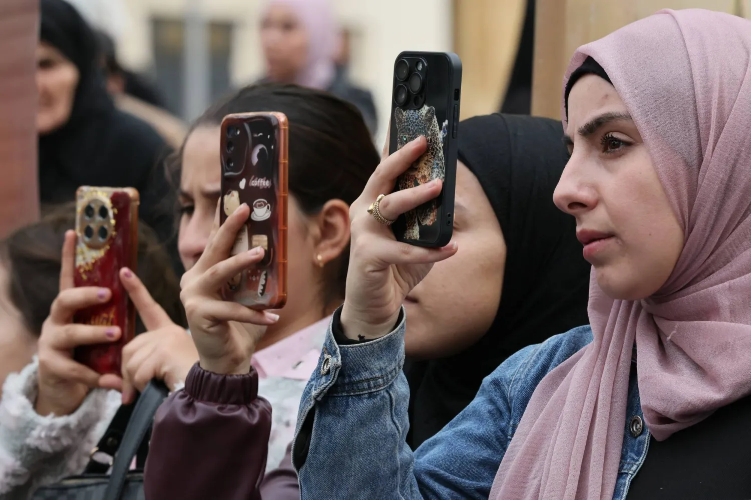 عائلات الموقوفين اللبنانيين خلال اعتصام أمام السراي الحكومي في وسط بيروت للمطالبة بالإفراج عن السجناء (إ.ب.أ)