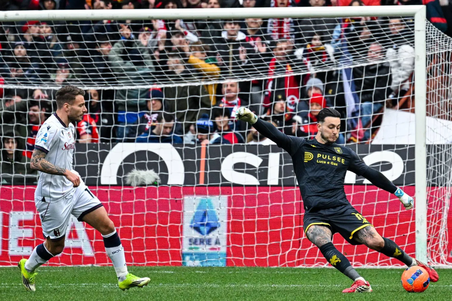 شيرو إيموبيلي «يسار» اقترب من باريس لإف سي (إ.ب.أ)