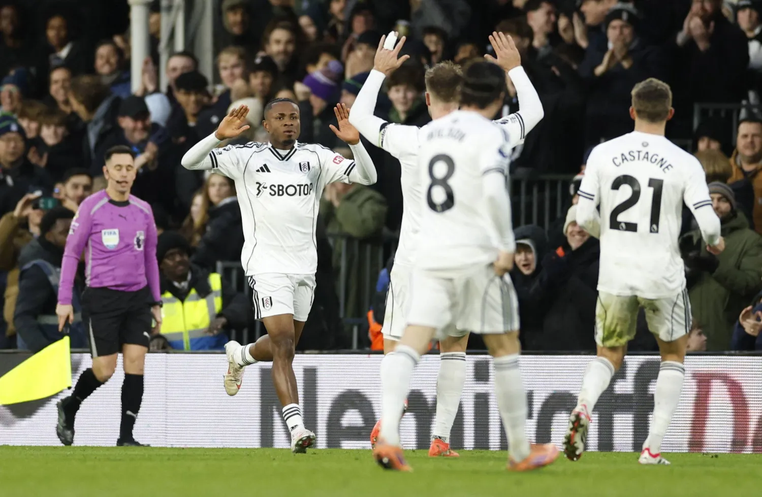 هل يُفسد فولهام قطار مانشستر يونايتد؟ (رويترز)