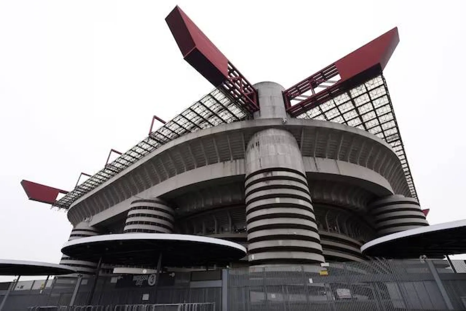 ملعب سان سيرو سيستضيف مباريات الدوري الإيطالي خلال الأولمبياد (رويترز)