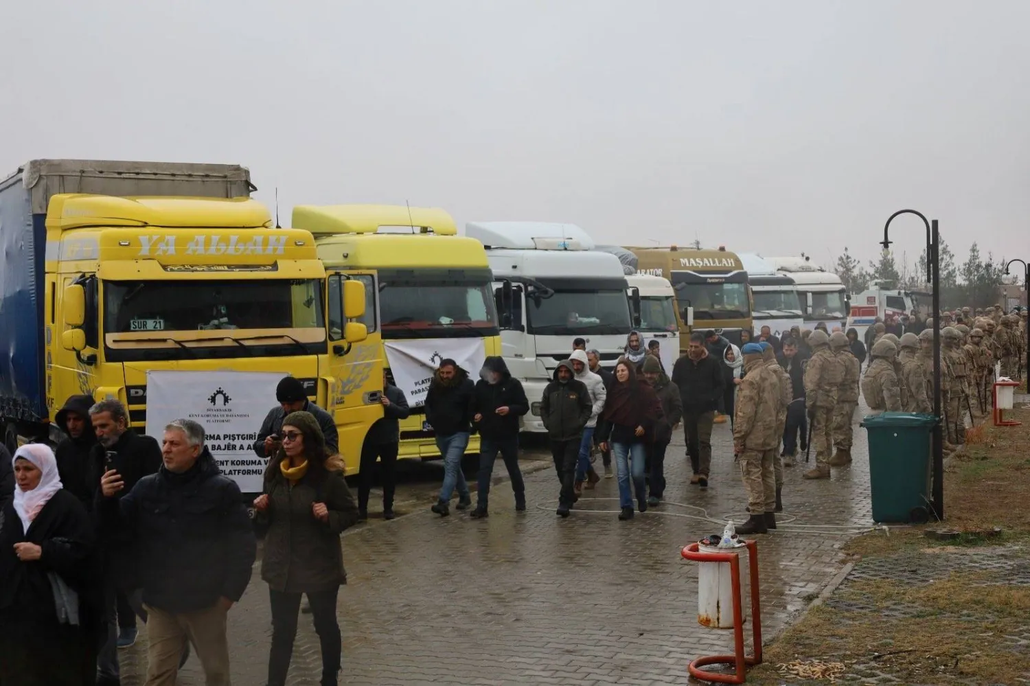 قافلة مساعدات كانت متّجهة من تركيا إلى كوباني (عين العرب) في شمال سوريا (منصة «دياربكر للتضامن والحماية» عبر «إكس»)