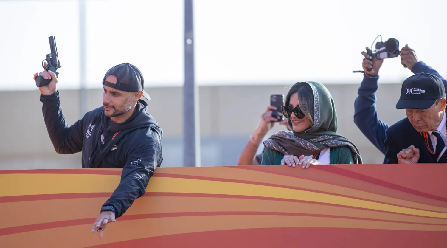 الأمير خالد بن الوليد يطلق شارة الانطلاق وإلى جانبه شقيقته الأميرة ريم (تصوير: سعد الدوسري)