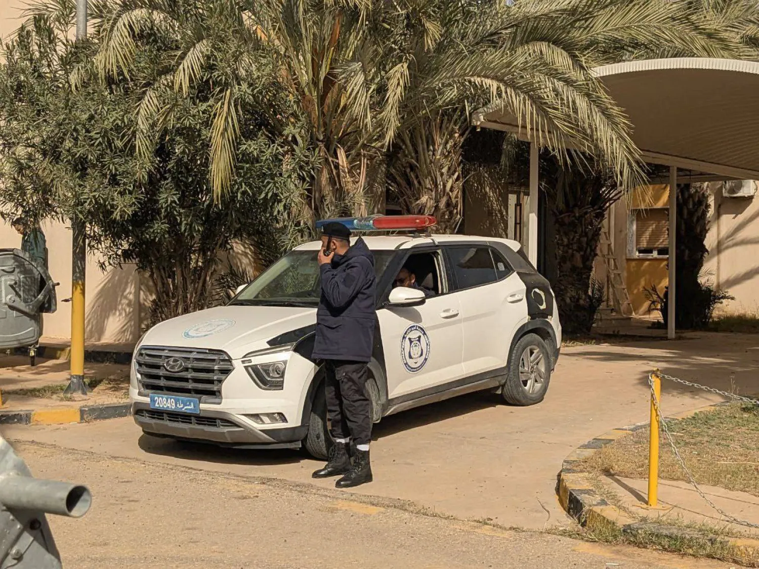 عنصر أمني في مدينة الزاوية الخميس الماضي (مديرية أمن المدينة)