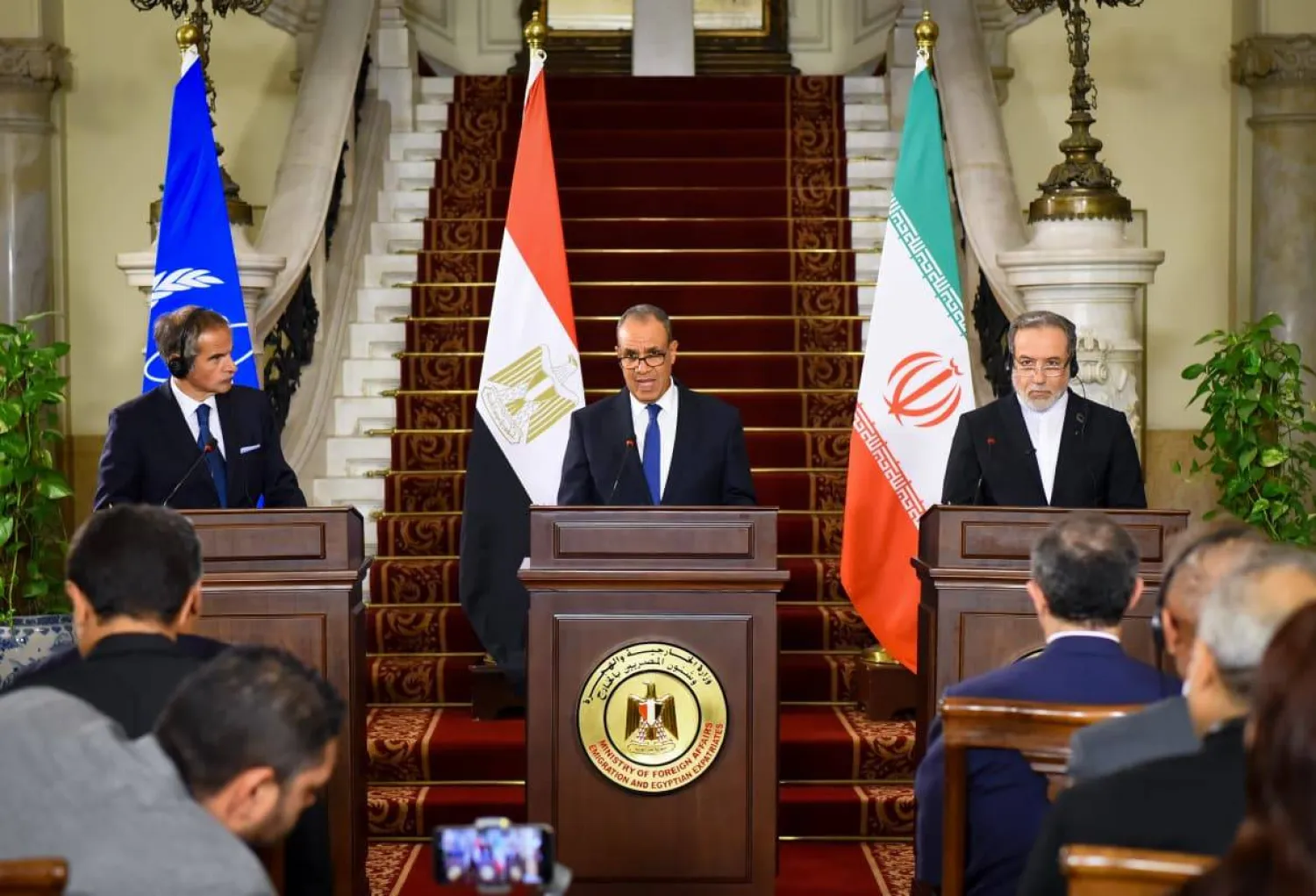 عبد العاطي وعراقجي وغروسي عقب التوقيع على «اتفاق القاهرة» في سبتمبر الماضي (الخارجية المصرية)