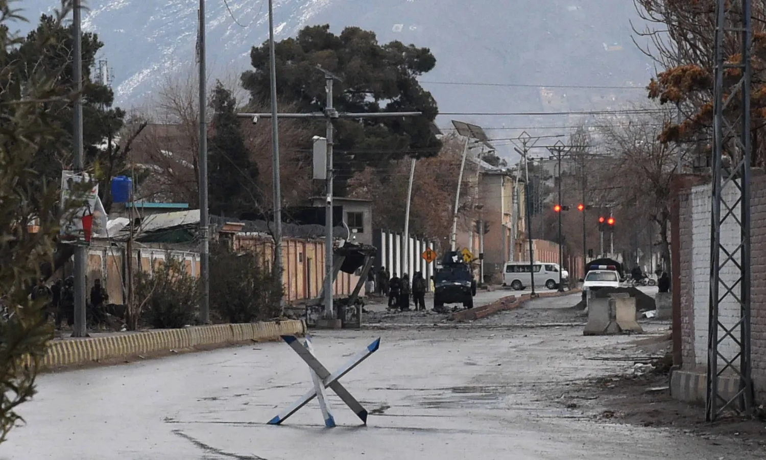 قوات أمن تتفحص مكان الانفجارات (أ.ف.ب)