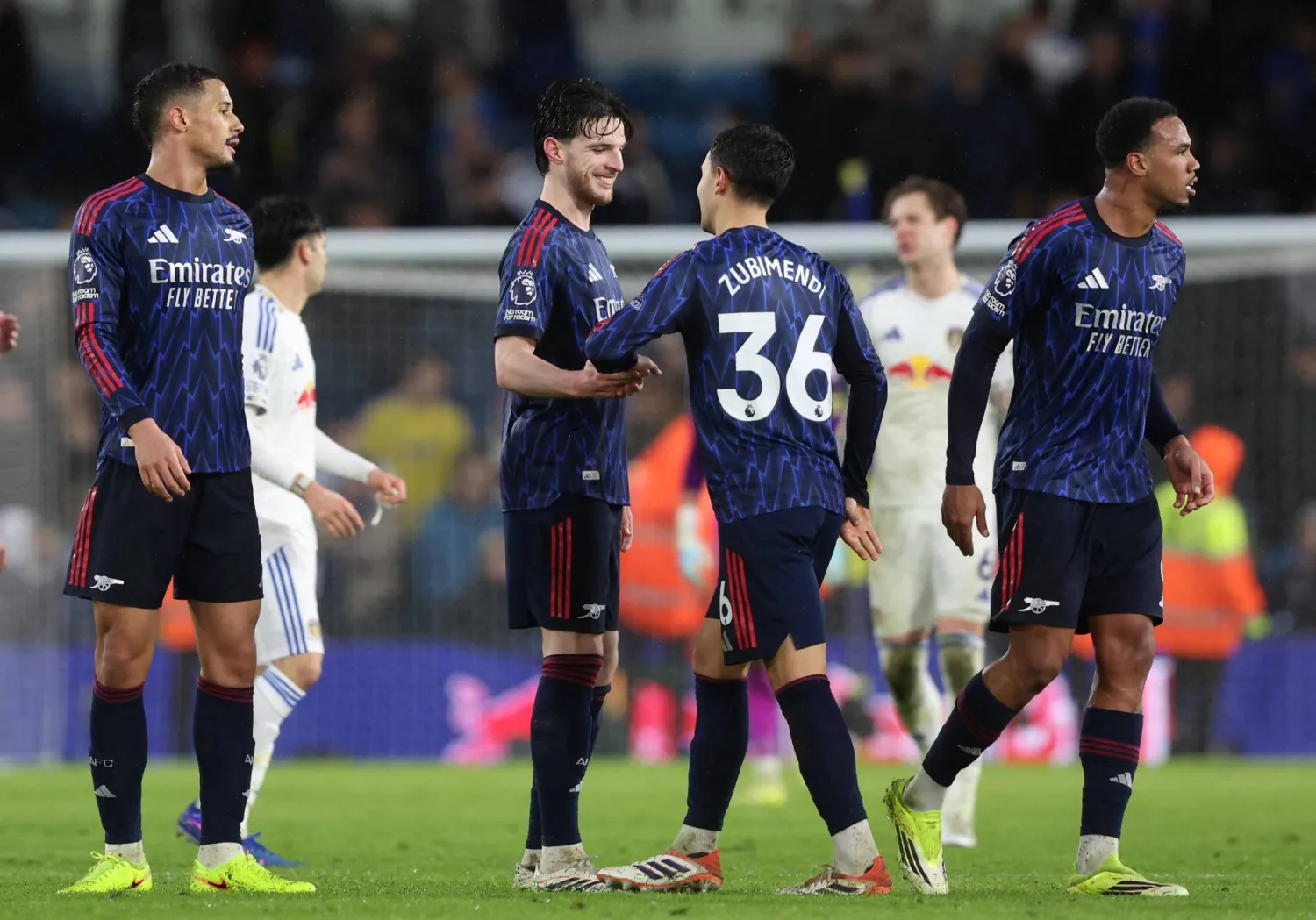 احتفالية لاعبي آرسنال تكررت أربع مرات أمام ليدز يونايتد (رويترز)