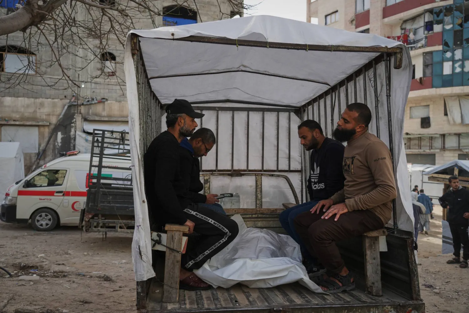 فلسطينيون ينقلون أحد ضحايا القصف الإسرائيلي على مقر للشرطة في قطاع غزة إلى مستشفى الشفاء (أ.ب) 