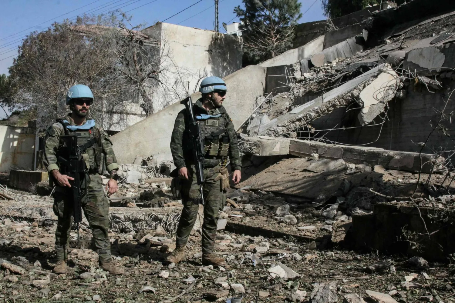 جنود يتبعون قوة «يونيفيل» يفحصون مبنى فجرته القوات الإسرائيلية في بلدة الخيام بجنوب لبنان (أ.ف.ب)