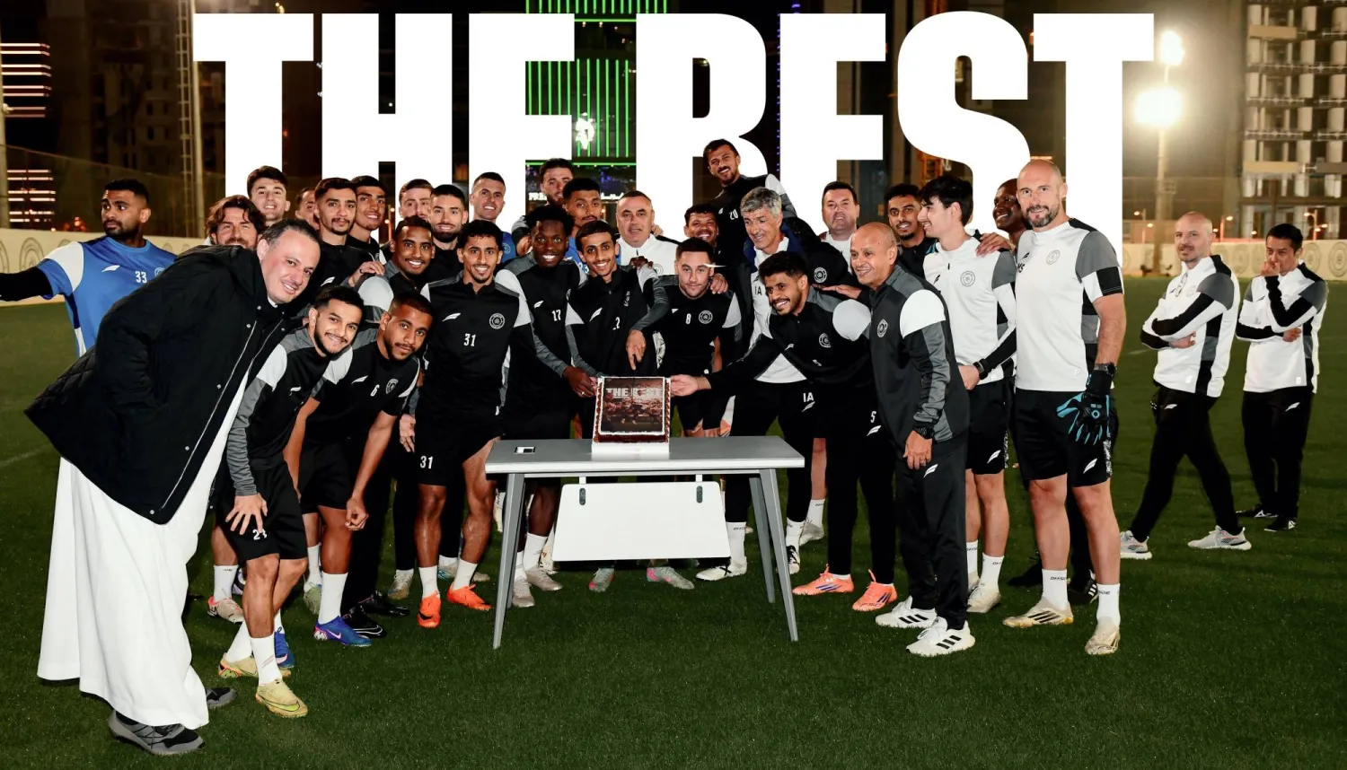 الشبابيون يحتفلون باللاعب همام الهمامي بعد حصوله على جائزة أفضل لاعب واعد في شهر يناير (موقع النادي)