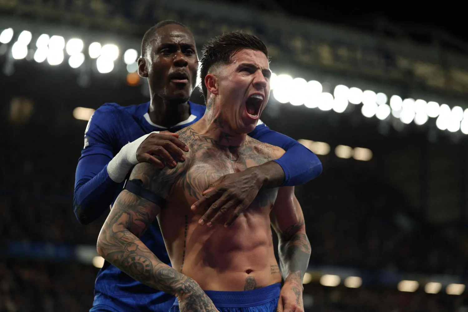 إنزو فرنانديز محتفلاً بهدف الفوز (أ.ف.ب)