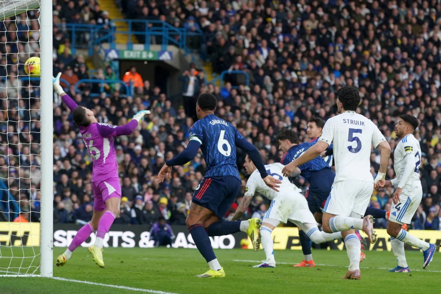 لاعب آرسنال مارتن زوبيمندي (الثالث من اليمين) يهز شباك ليدز (أ.ب)