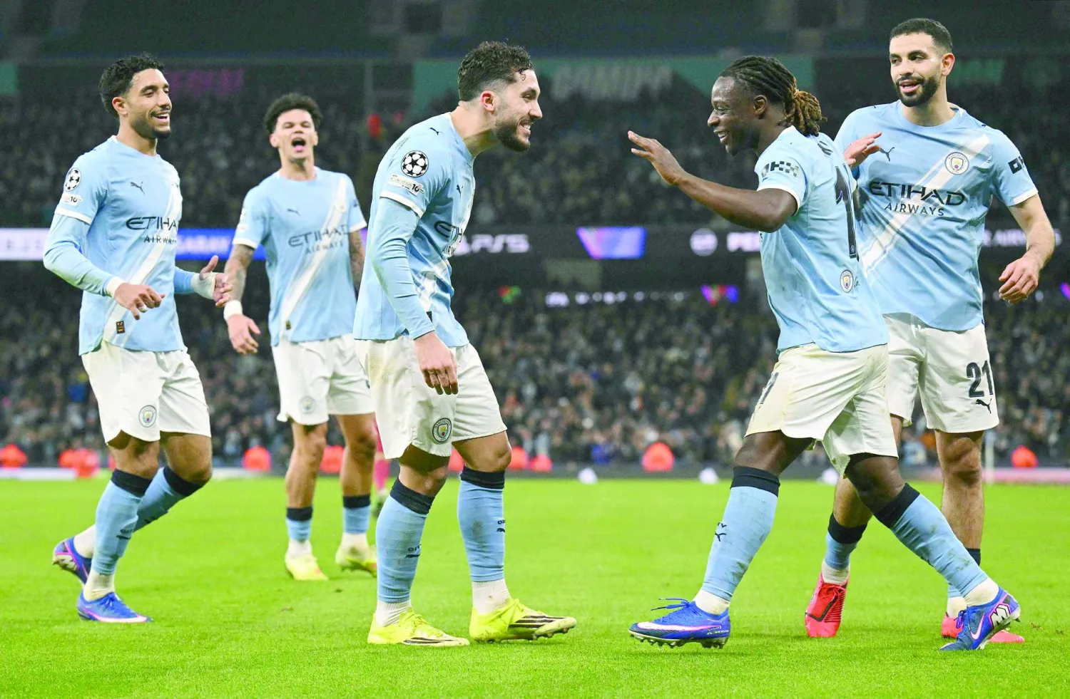 
لاعبو مانشستر سيتي ونشوة الفوز على غلاطة سراي والتأهل إلى دور الستة عشر (أ.ف.ب)