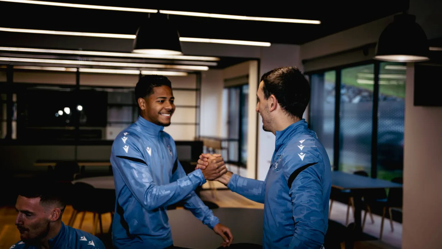 ويسلي لدى لقائه بلاعبي فريقه الجديد (موقع النادي)