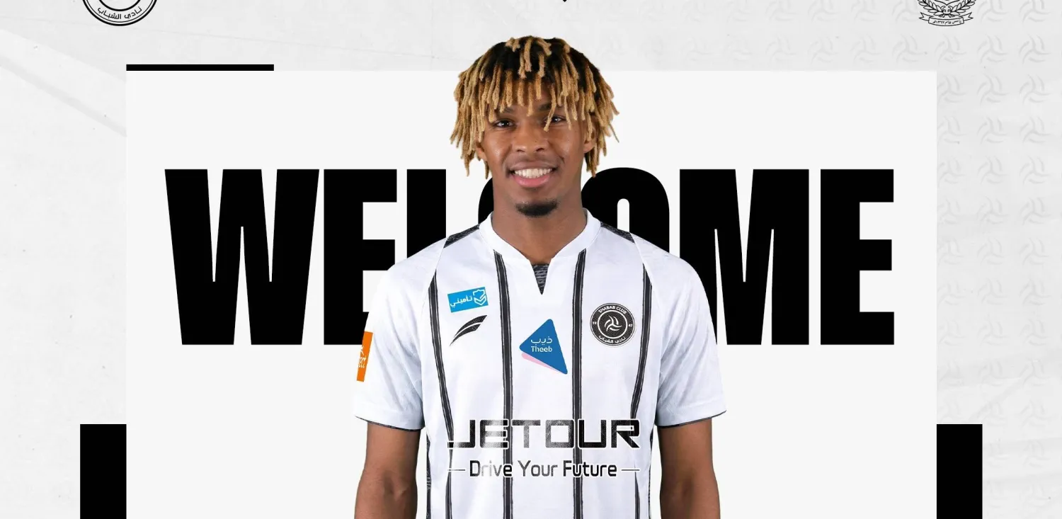 الصقور بقميص الشباب بعد توقيع العقد (موقع النادي)