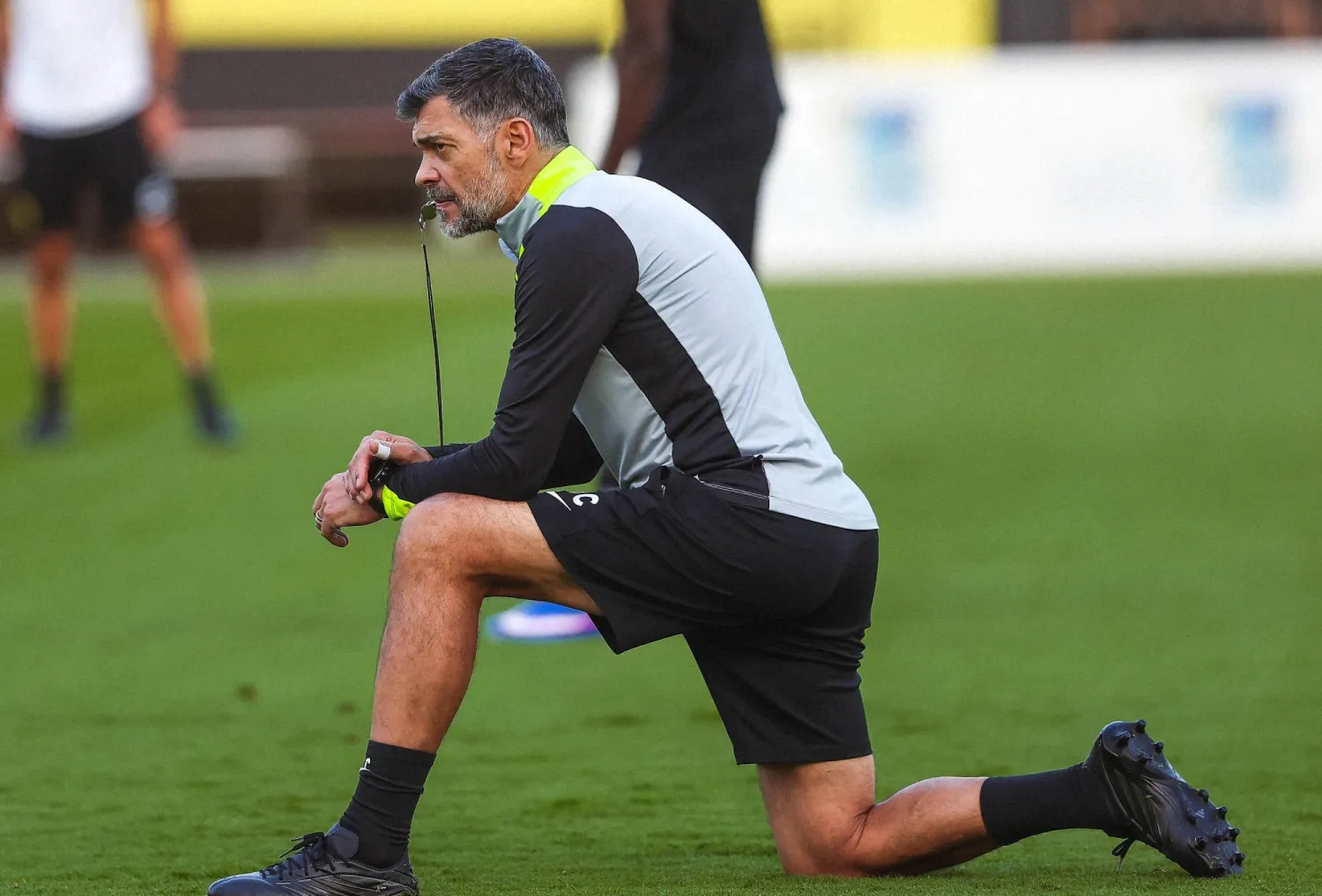 البرتغالي كونسيساو خلال إشرافه على تدريبات الاتحاد الأخيرة (موقع النادي)