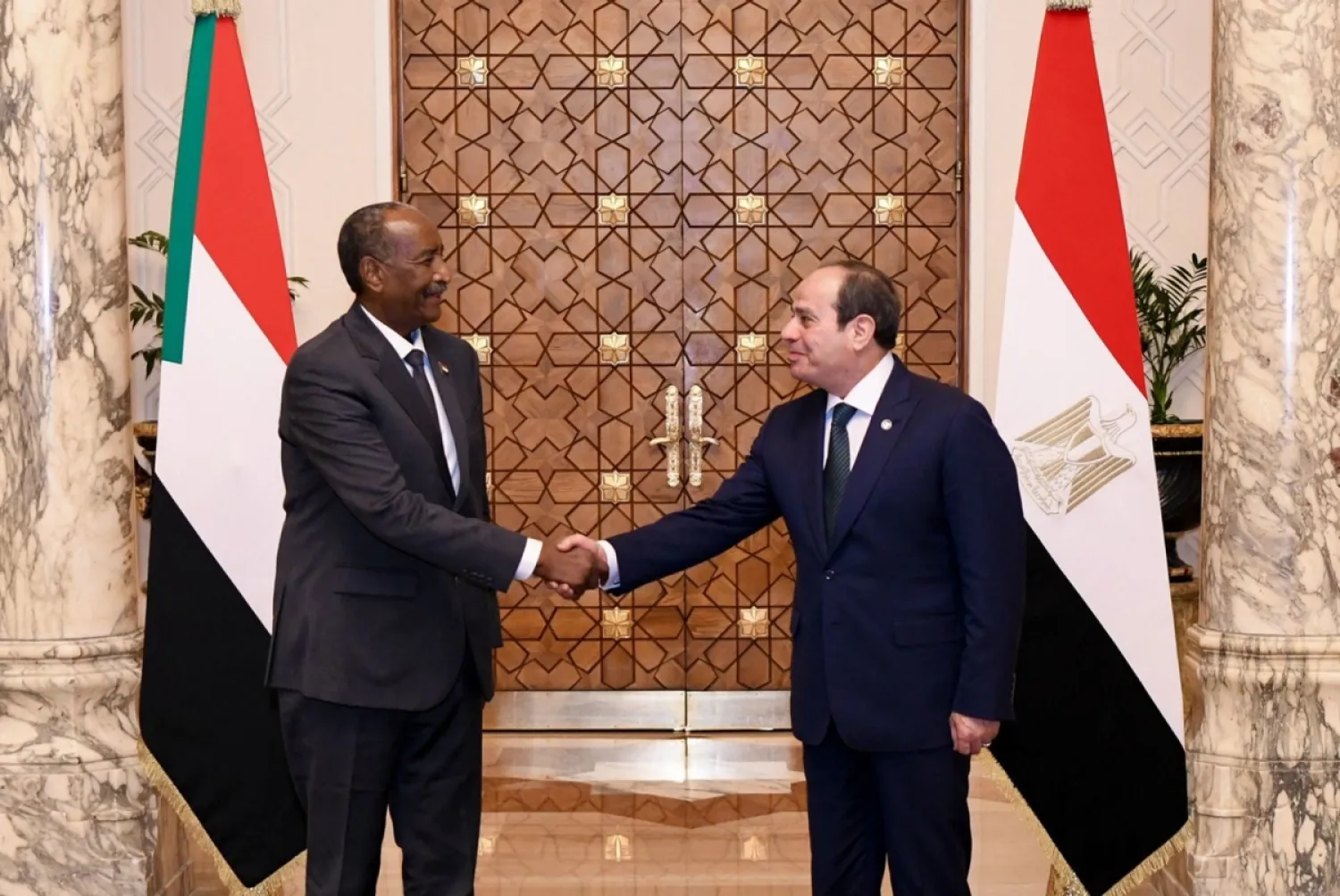 Mısır Cumhurbaşkanı Abdulfettah es-Sisi ve Sudan Egemenlik Konseyi Başkanı ve Ordu Komutanı Orgeneral Abdulfettah el-Burhan, Kahire’de bir araya geldi, 18 Aralık 2025 (AFP)