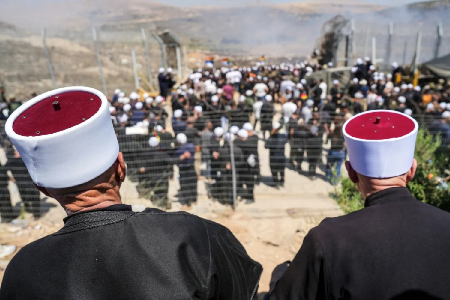 İsrail işgali altındaki Golan Tepeleri ile Suriye arasındaki ateşkes hattına yakın Mecdel Şems'te, İsrail ve Suriye sınırındaki Dürzi protestocular, 16 Temmuz 2025 (Reuters)