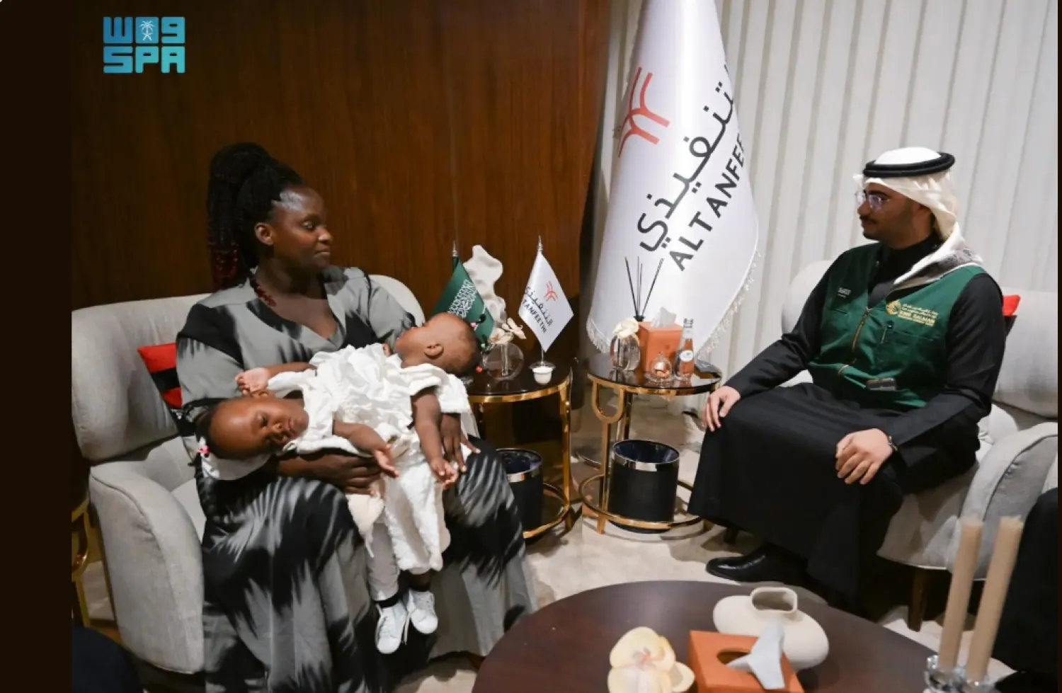 التوأم الملتصق التنزاني (نانسي ونايس) برفقة ذويهما في مطار الملك خالد في الرياض (واس)