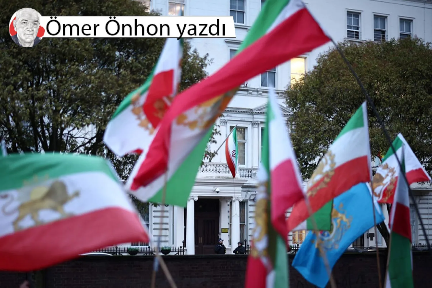 Londra'nın merkezindeki İran Büyükelçiliği önünde düzenlenen bir mitingde, rejim karşıtı protestocular, 1979 devriminden önce kullanılan aslan ve güneş amblemli İran bayrağını taşıyor, 9 Ocak 2026