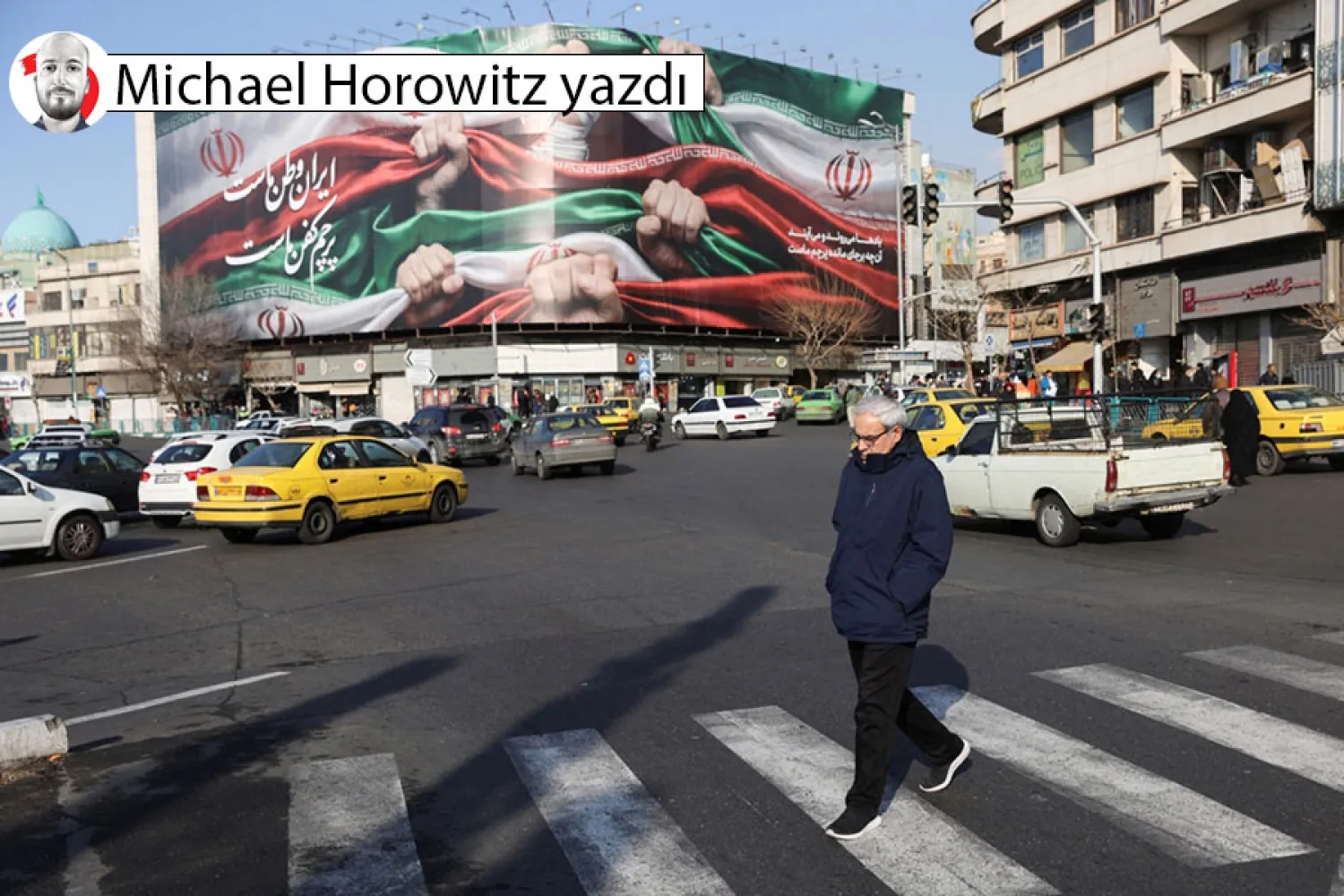 Tahran caddelerinden birinde yürüyen bir adam, 24 Ocak 2026 (Reuters)