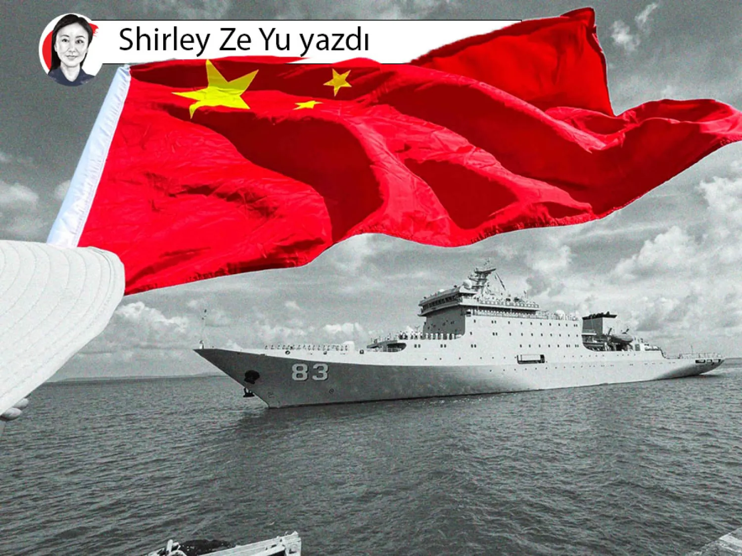 Preah Sihanouk eyaletindeki Sihanoukville Limanı'nda düzenlenen törende, ‘Dostlarımızla barış ve dostluk getirmek için geliyoruz’ yazılı bir pankart taşıyan Çin eğitim gemisi Chijigang’ı karşılarken Kamboçya (sağda) ve Çin (solda) bayrakları, 19 Mayıs 2024 (AFP)