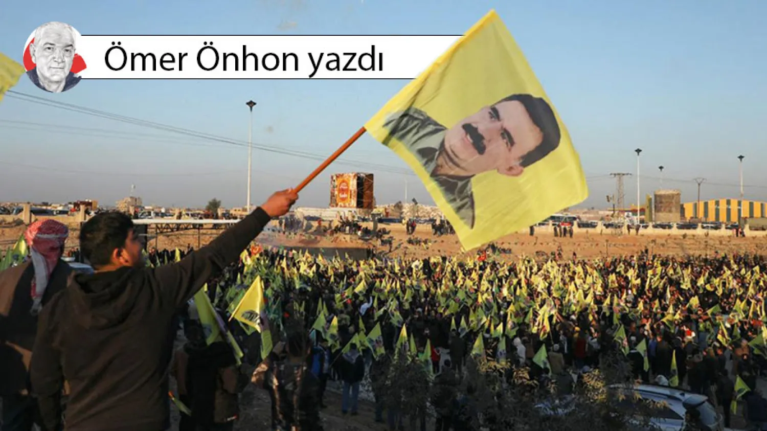 Suriye'nin kuzeydoğusundaki Haseke'de, Suriye Demokratik Güçleri (SDG) savaşçılarının, Türkiye’de tutuklu PKK lideri Abdullah Öcalan'ın posterini taşıdığı bir toplantı (Arşiv_Reuters)