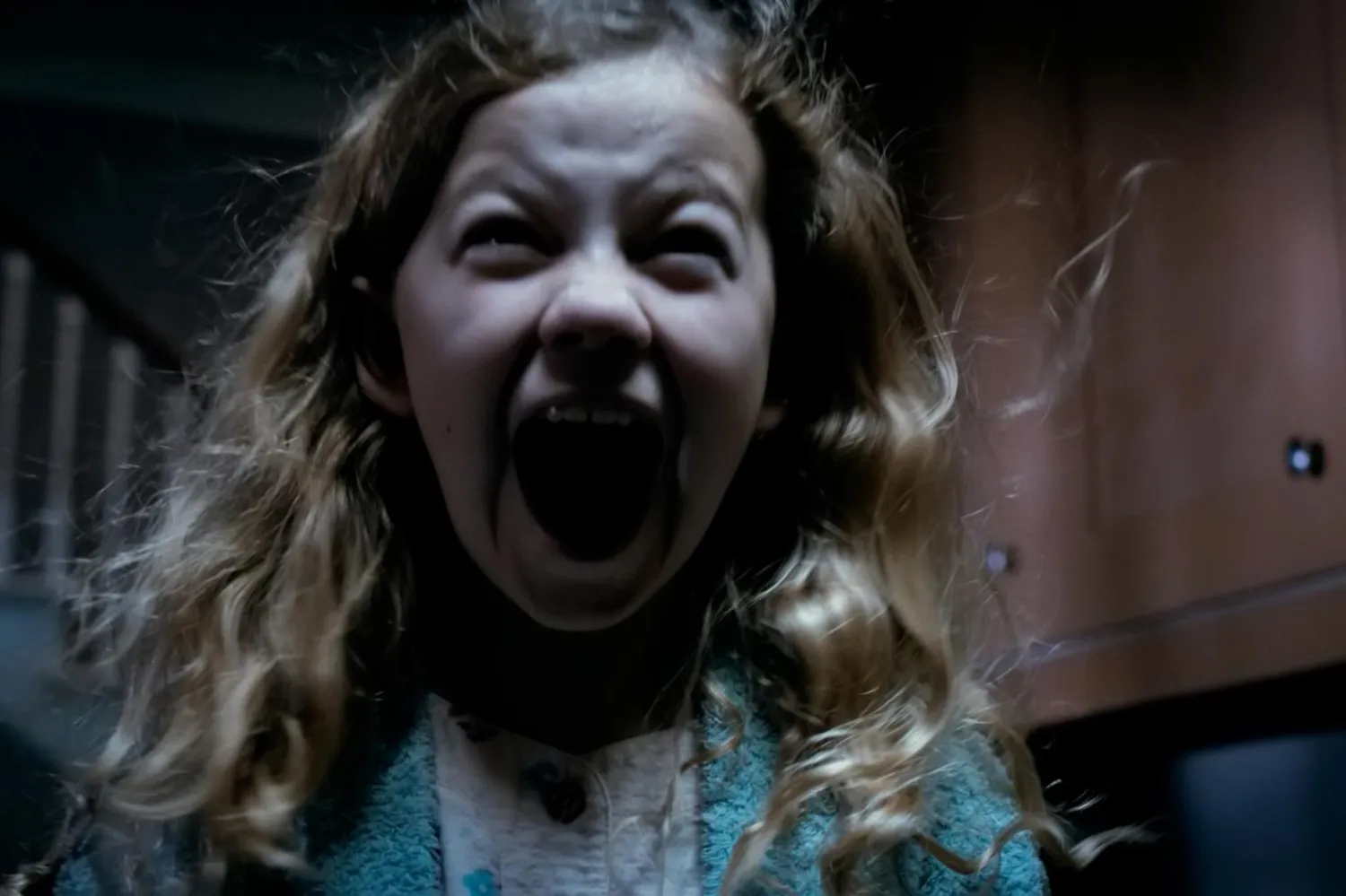 Sinema eleştirmenleri, "kanlı sahneler yerine eski usul korku öğelerini sevenler" için Mama'nın ilgi çekici olacağını yazıyor (Universal)