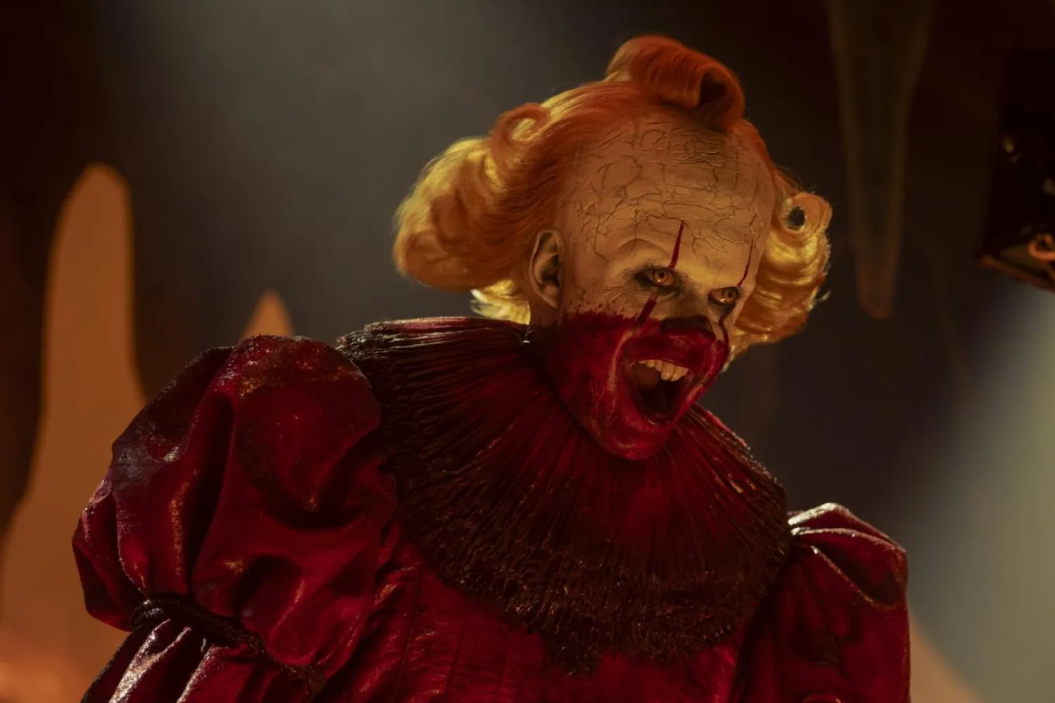 It: Welcome to Derry'de Pennywise rolündeki performansıyla övgü alan 35 yaşındaki İsveçli aktör Bill Skarsgård, Robert Eggers imzalı Nosferatu'da da Kont Orlok'u canlandırdı (HBO Max)