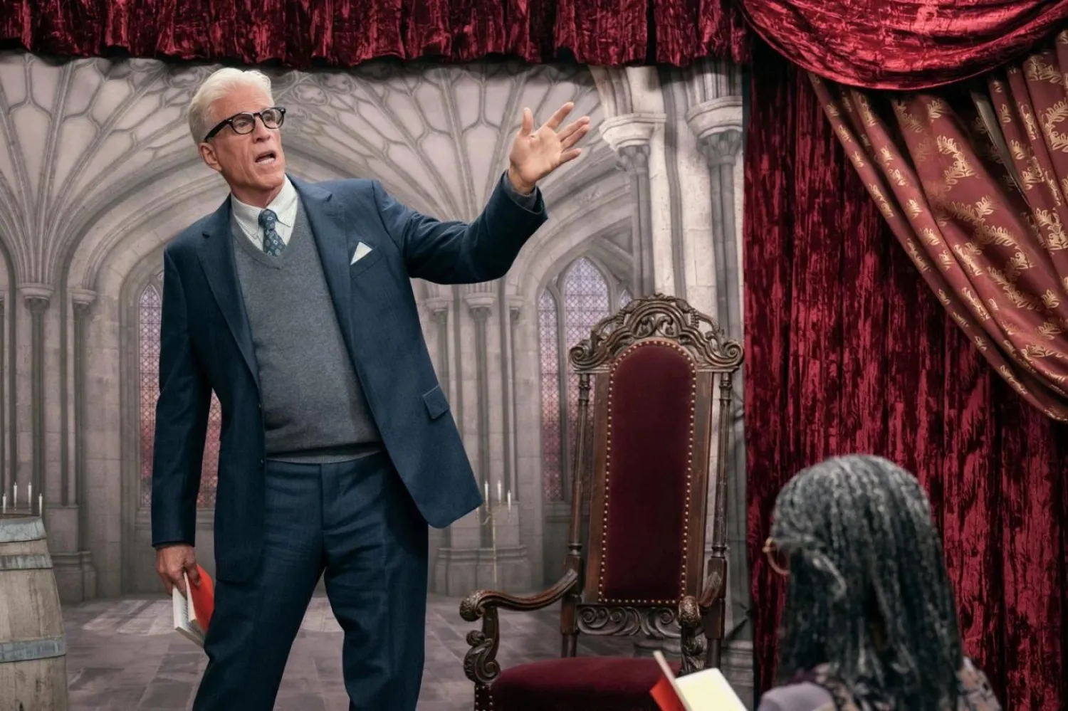 Amerikalı yıldız Ted Danson, en çok efsanevi sitcom Cheers'ta canlandırdığı Sam Malone karakteriyle tanınıyor (Netflix)