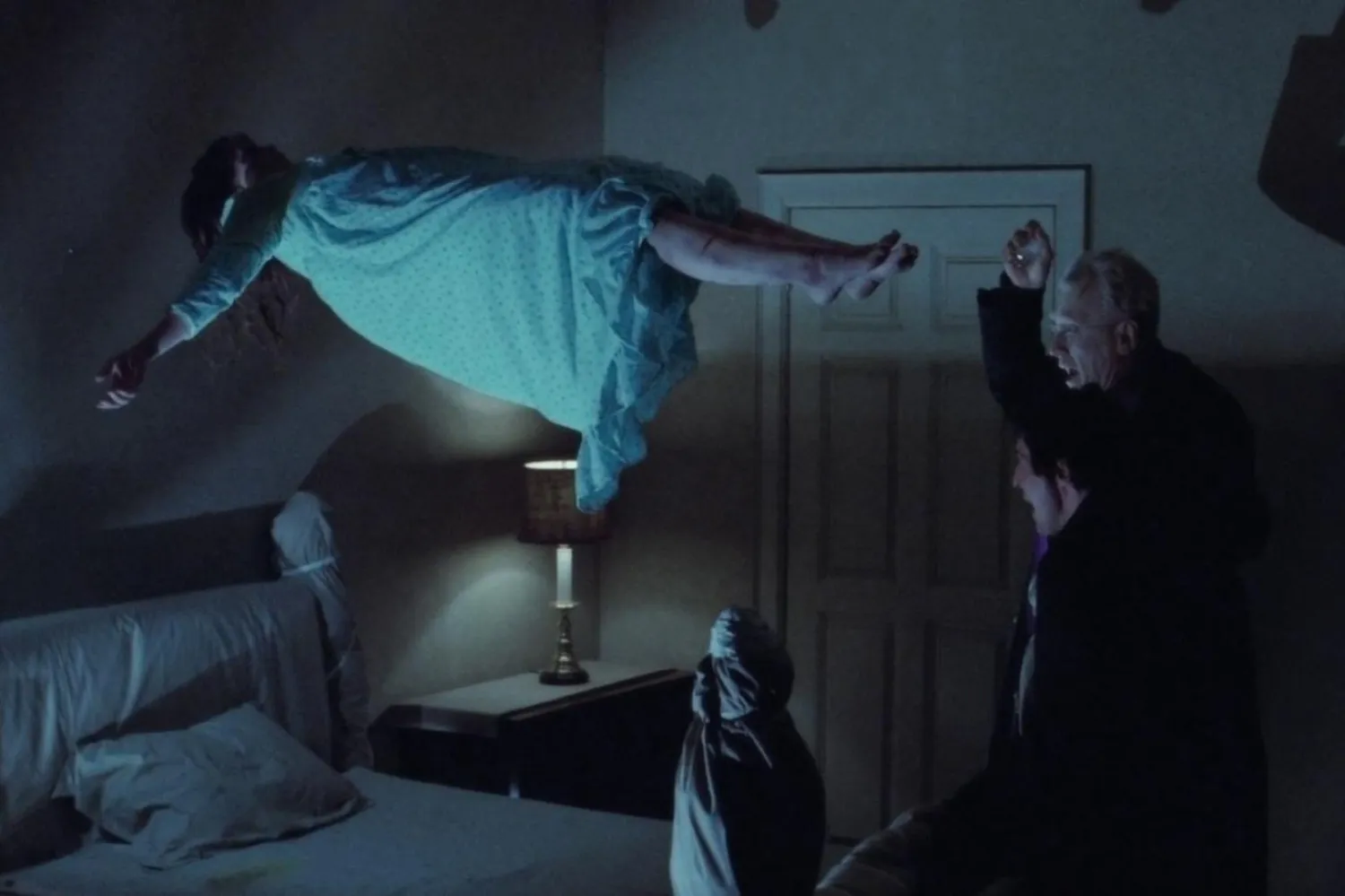 William Peter Blatty'nin 1971 tarihli çok satan romanından yine Blatty tarafından beyazperdeye uyarlanan Şeytan, iki Katolik rahibin genç bir kızın bedenini ele geçiren şeytani varlığa karşı verdikleri mücadeleyi anlatıyor (Warner Bros.)