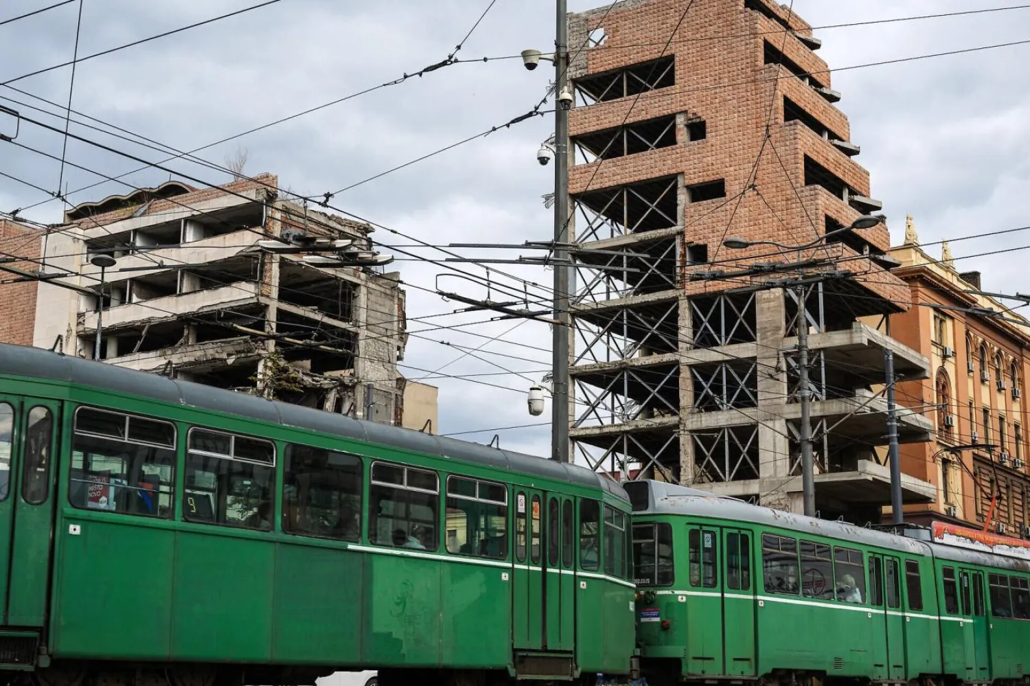 Bombalanan eski Yugoslav Halk Ordusu karargahının yer aldığı anıt bölgesinde inşa edilmesi planlanan otel, ülkede büyük tartışma yaratmıştı (AFP)