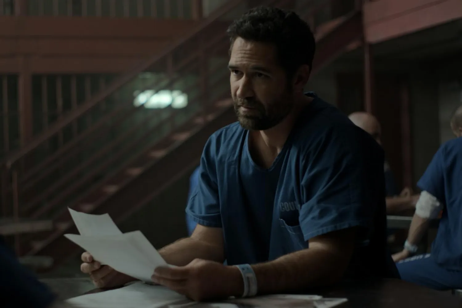 Güneşin Karanlığında'da avukat Mickey Haller'ı canlandıran 44 yaşındaki Meksikalı aktör Manuel Garcia-Rulfo, Muhteşem Yedili (The Magnificent Seven) ve Doğu Ekspresinde Cinayet'teki (Murder on the Orient Express) rolleriyle de tanınıyor (Netflix)