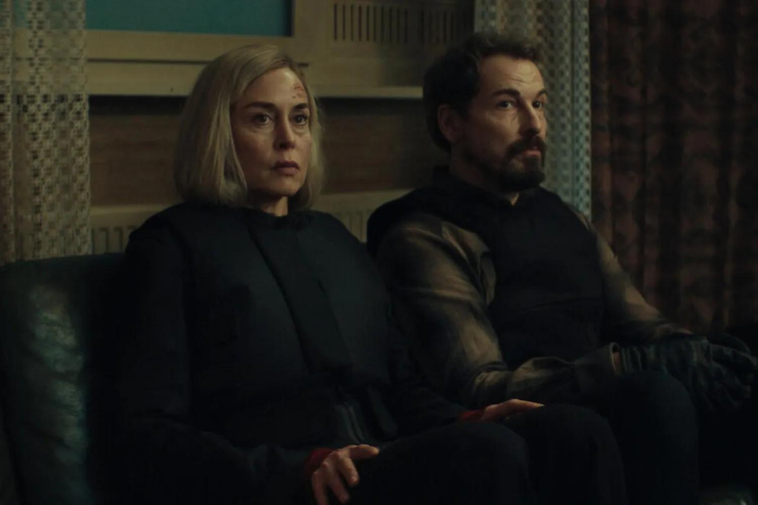 Unfamiliar'ın başrollerinde 53 yaşındaki Susanne Wolff'a (solda) Dogs of Berlin ve Dark gibi dizilerle de tanınan Felix Kramer (sağda) eşlik ediyor (Netflix)