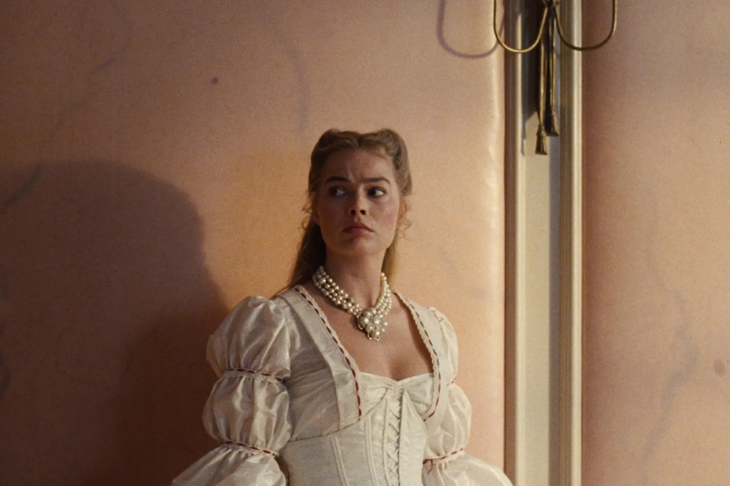 Hem gişe canavarı hem de bağımsız filmlerdeki performanslarıyla tanınan Robbie üç kez Oscar, 4 kere Altın Küre Ödülü ve 6 defa da BAFTA'ya aday gösterildi (Warner Bros)