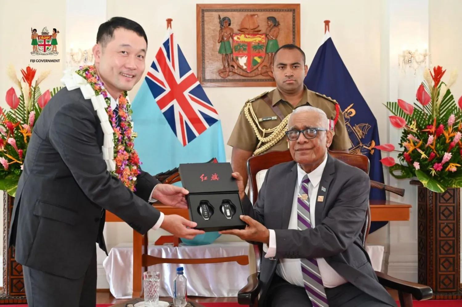 Çin, Hongqi markasına ait sedan tipi bir otomobilin anahtarlarını Fiji Devlet Başkanı Ratu Naiqama Tawakecolati Lalabalavu'ya küçük bir törenle verdi (Fiji Hükümeti/Facebook)