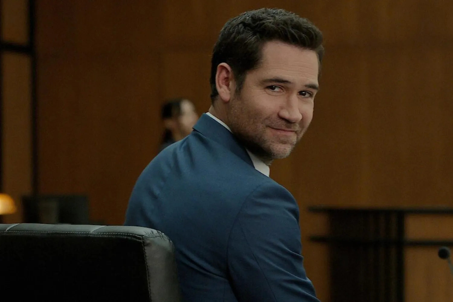 Güneşin Karanlığında'da avukat Mickey Haller'ı canlandıran 44 yaşındaki Meksikalı aktör Manuel Garcia-Rulfo, Muhteşem Yedili (The Magnificent Seven) ve Doğu Ekspresinde Cinayet'teki (Murder on the Orient Express) rolleriyle de tanınıyor (Netflix)