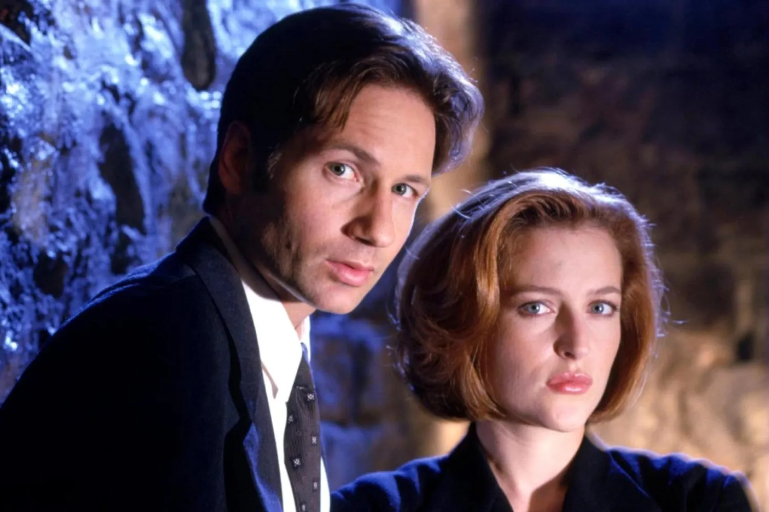 Paranormal olaylarla ilgili çözülmemiş vakaları araştıran FBI ajanları Mulder ve Scully'nin hikayesini işleyen The X-Files'ta başrolleri Gillian Anderson (sağda) ve David Duchovny (solda) paylaşıyordu (Fox)