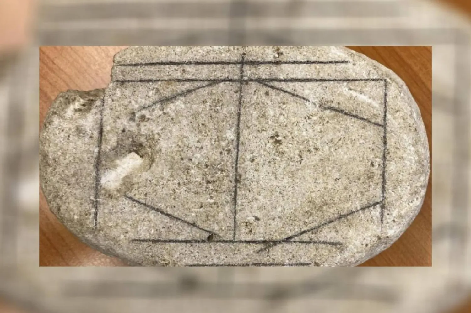 Bilim insanları 1500 yıllık taş levhanın oyun tahtası olduğunu söylüyor (Antiquity)