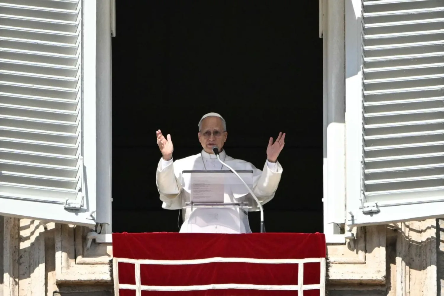 Papa XIV. Leo, 15 Şubat 2026'da Vatikan'da Angelus duası sırasında Aziz Petrus Meydanı'na bakan Apolistik Sarayı'nın penceresinden kalabalığa hitap ediyor (AFP)