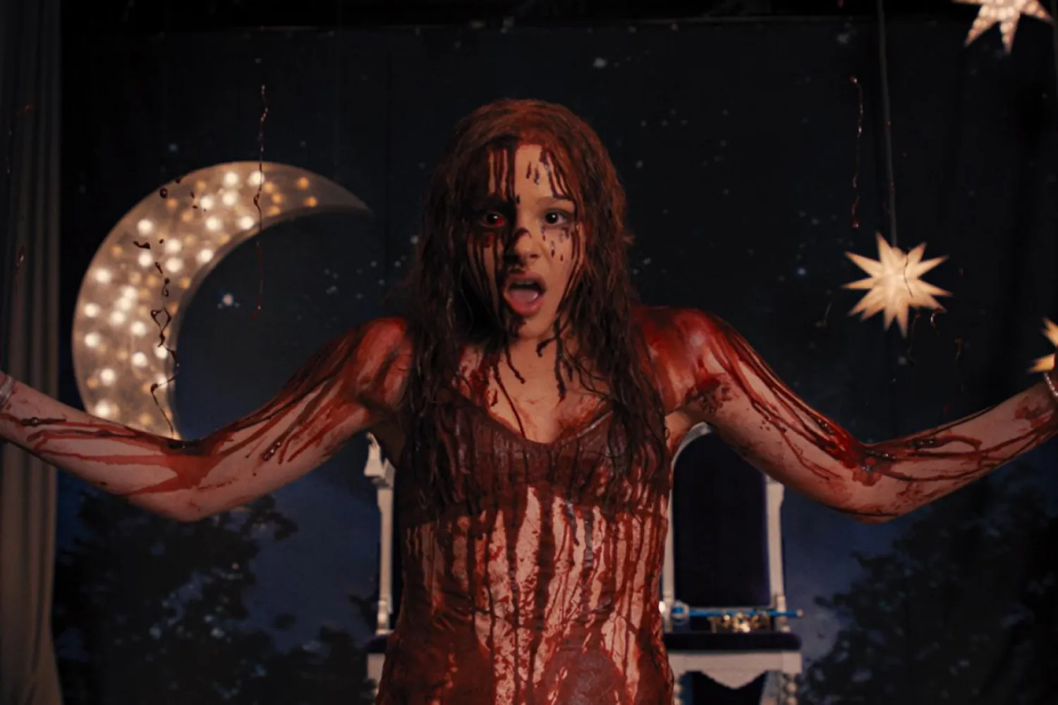 Dışlanmış lise öğrencisi Carrie White'ın ürkütücü hikayesini anlatan 2013 yapımı Carrie: Günah Tohumu'nda (Carrie) başrolde Chloë Grace Moretz yer almıştı (Sony Pictures Releasing)