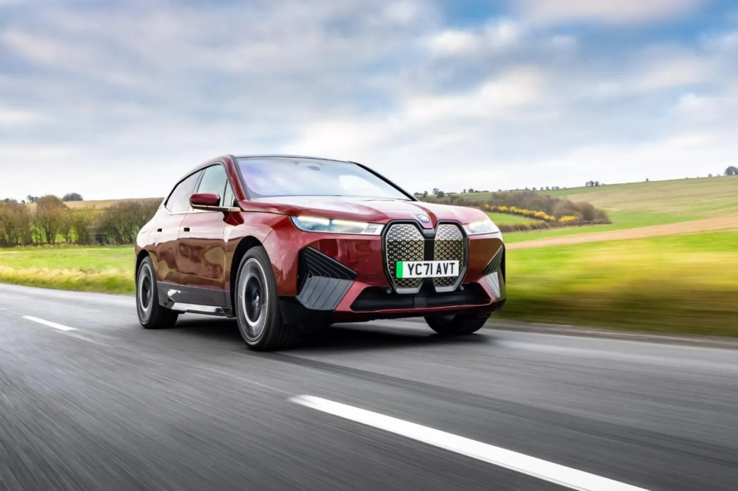 BMW iX, anket kapsamında incelenen tüm kullanılmış araçlar arasında sıfır arıza bildiren üç BMW ve 4 diğer otomobilden biriydi (BMW)