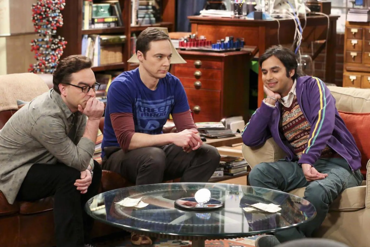 Kunal Nayyar (sağda) paranın kendisine "başkalaına yardım etme" özgürlüğü verdiğini söylüyor (CBS)