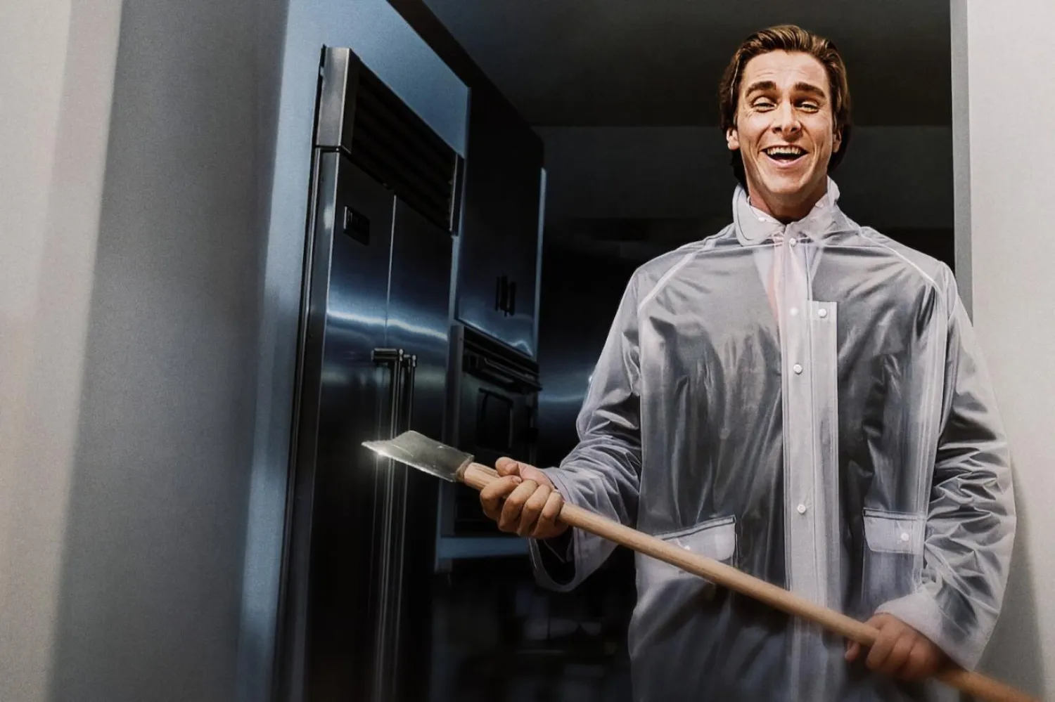 Christian Bale Amerikan Sapığı'ndaki rolü için aylarca egzersiz yapıp bronzlaşmış ve karakterin narsist doğasını daha iyi yansıtmak adına dişlerini kaplatmıştı (Lionsgate)