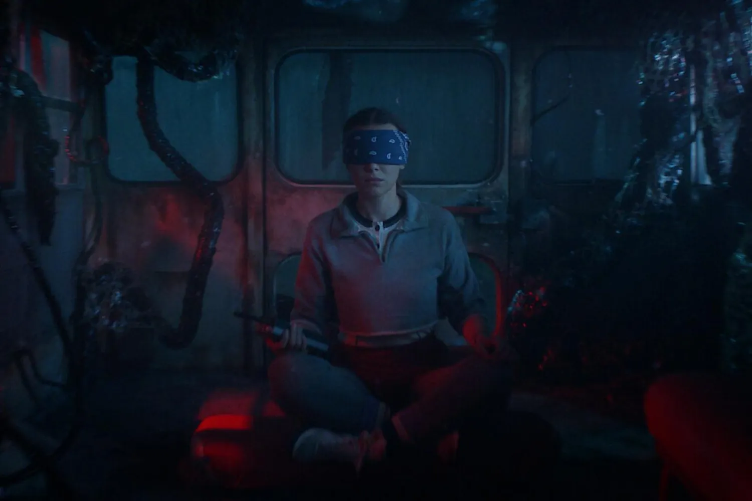 22 yaşındaki Millie Bobby Brown'ın başrolde olduğu 12 Emmy ödüllü Stranger Things, 1980'lerde geçiyor ve hayali bir Amerikan kasabasında yaşanan paranormal olayları konu alıyordu (Netflix)