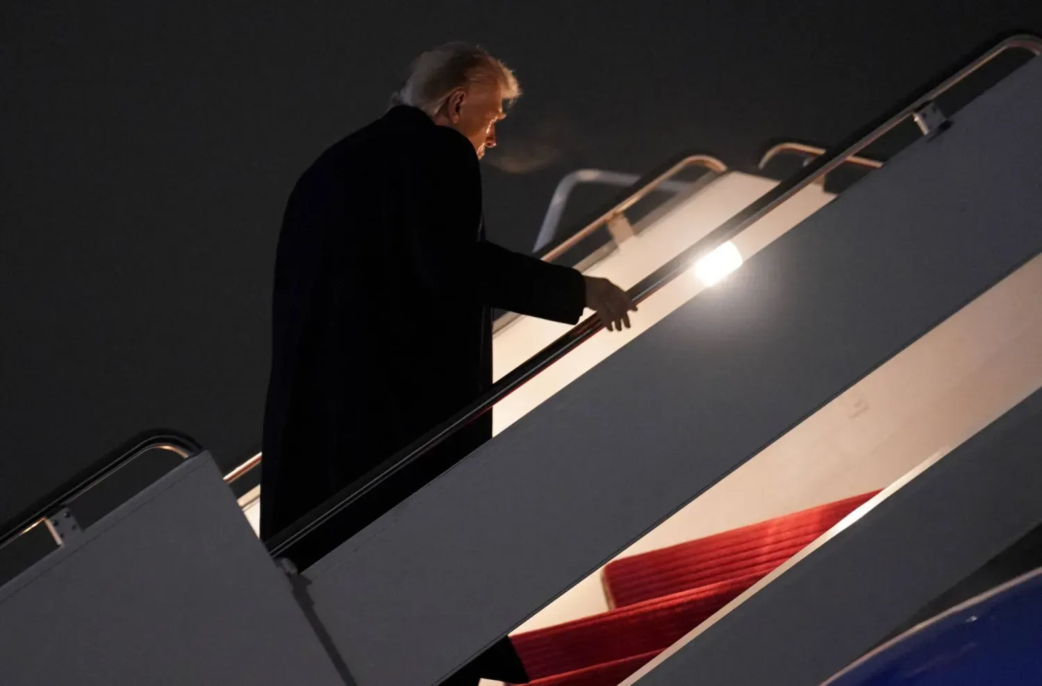 ABD Başkanı Donald Trump, Florida'ya giderken Air Force One uçağında (Reuters)