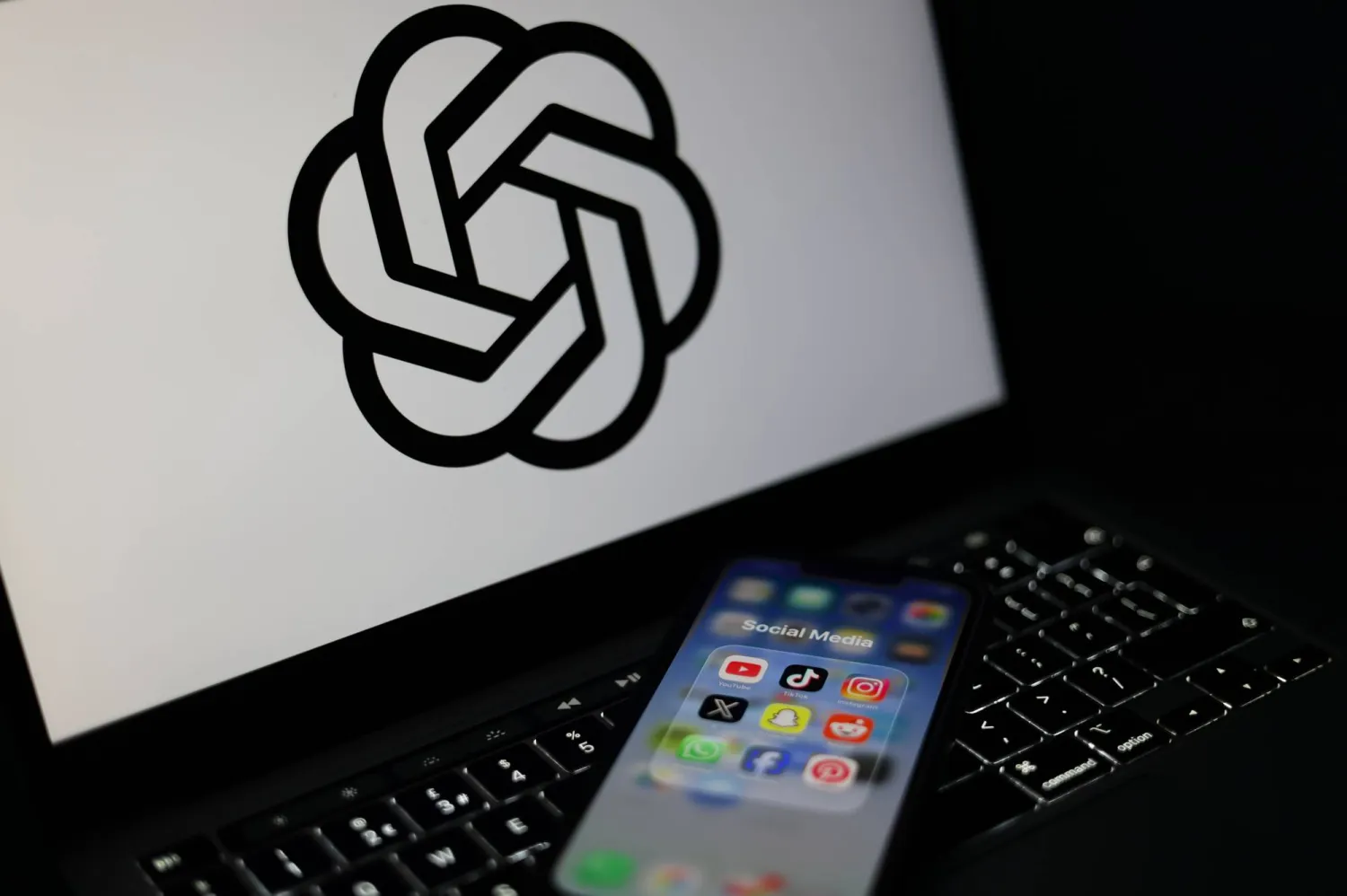 شعار تطبيق المحادثة بالذكاء الاصطناعي «شات جي بي تي» (إ.ب.أ)