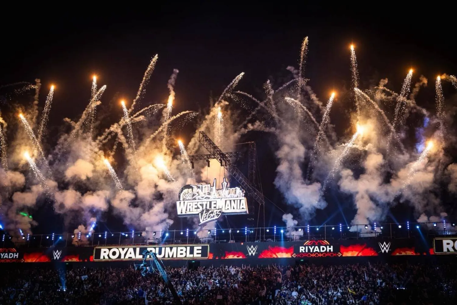 أبراج مركز الملك عبد الله المالي المقابلة للحلبة أُضيئت بعرض مبهر للألعاب النارية (الشرق الأوسط)